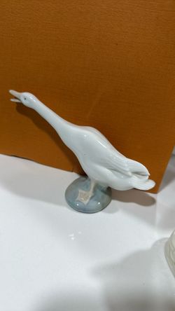 Lladró porcelain figurine of goose, signed, 6x2x3 inches, collectible vintage