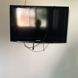 32” Samsung Flatscreen And Mount 