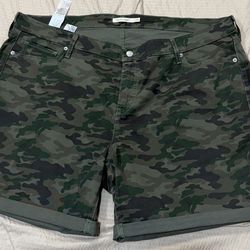 Levi’s Women Mid Length Short  Camouflage 24W Plus New No Tags 6.5’’ Length