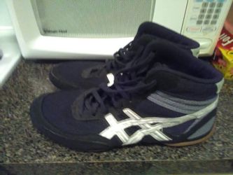 Asics wrestling sneakers good condition size 10/1/2
