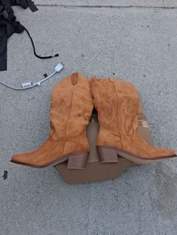 Light brown cowgirl boots size 7.5