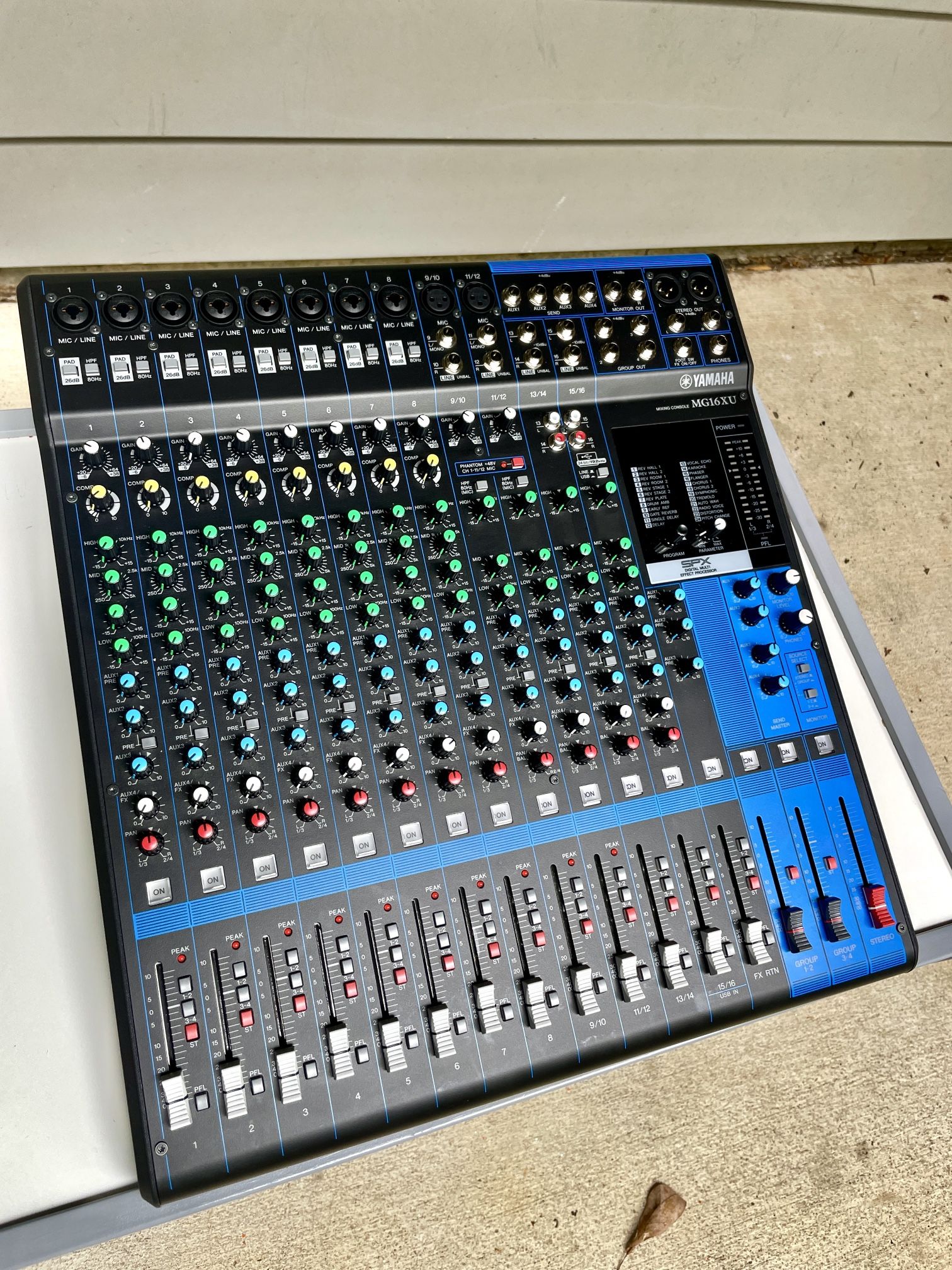 Yamaha MG16XU Mixer + Seismic Audio 16x4x50 Snake (Combo)