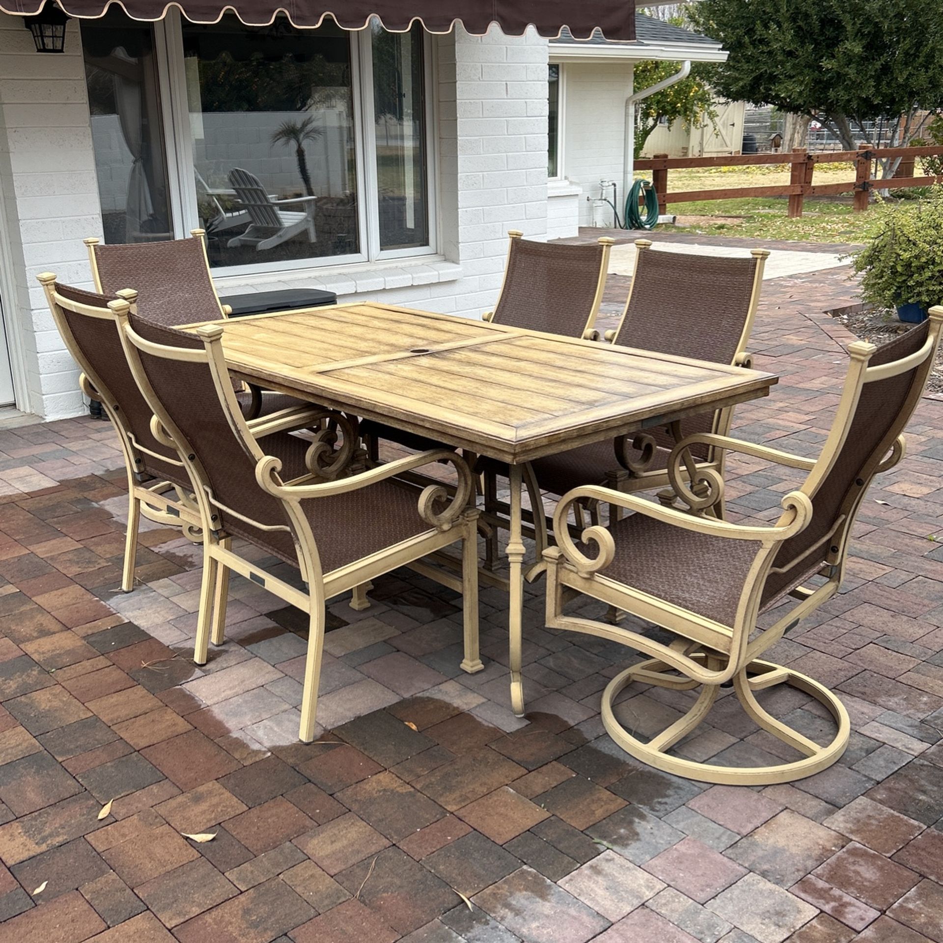 Broyhill Outdoor Furniture Table & Chair Set for Sale in Gilbert, AZ
