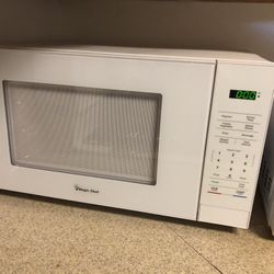 99% New Magic Chef High Capacity Microwave 