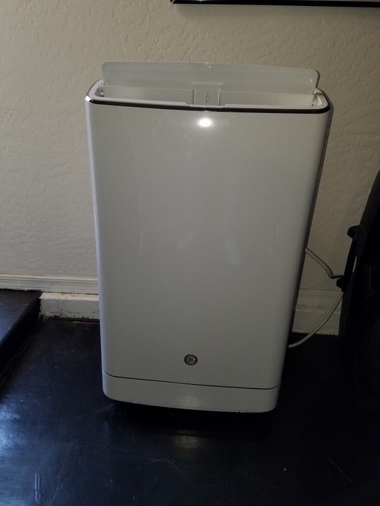GE PORTABLE AC UNIT. Cool Air and Heater.