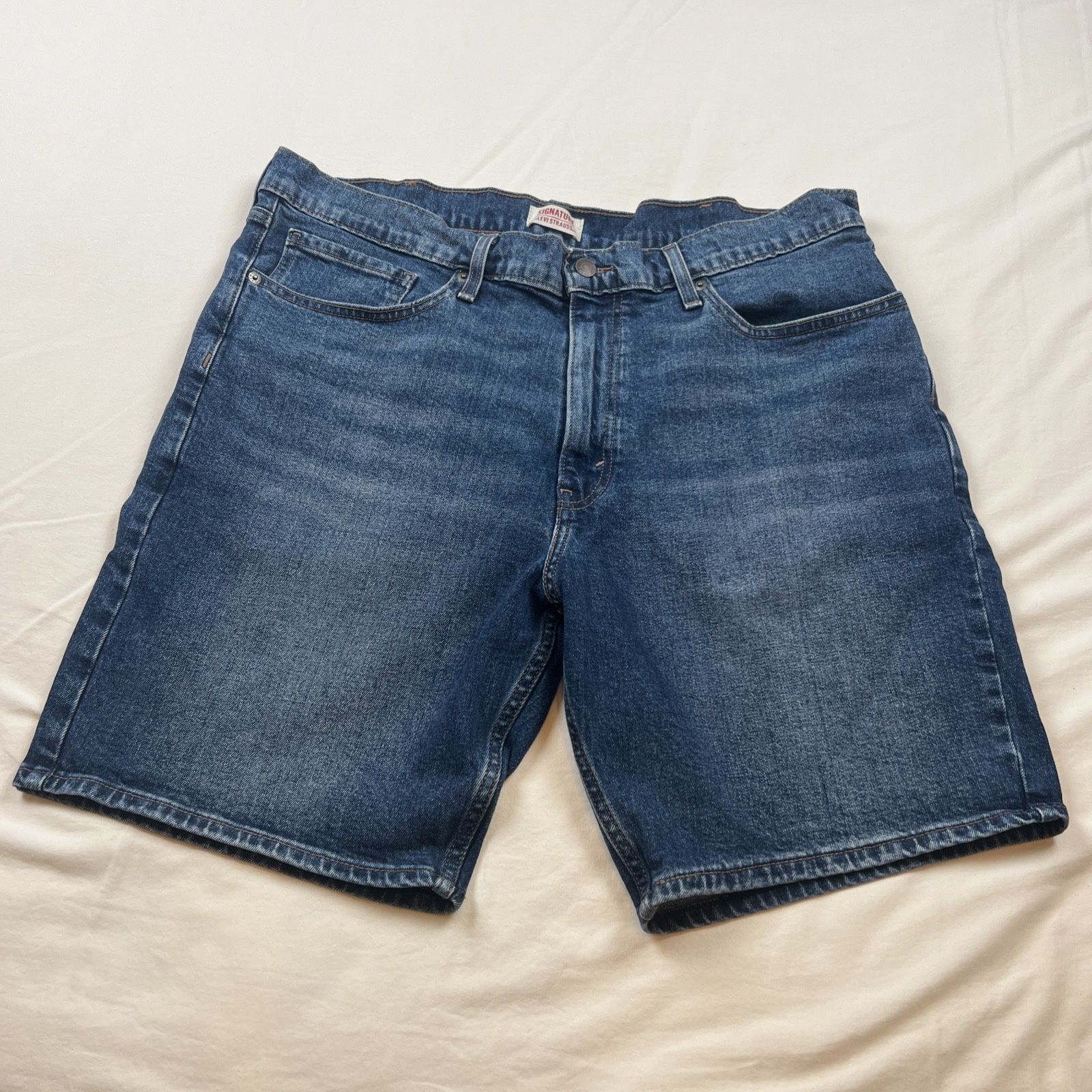Levi Strauss Men 38 Blue Denim Jean Shorts Med Wash Flat Front Mid Rise 5 Pocket