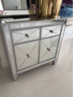 Beautiful mirrored chest (pick up only)