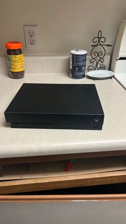 xbox one x 1TB no controller (THROW A REASONABLE PRICE)