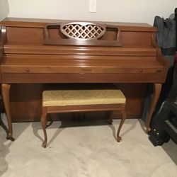  Spinet Piano