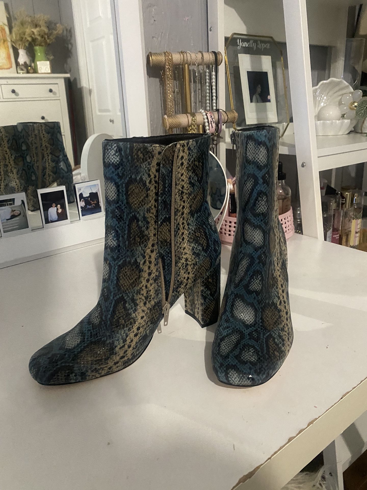 Aldo women size 9 boots