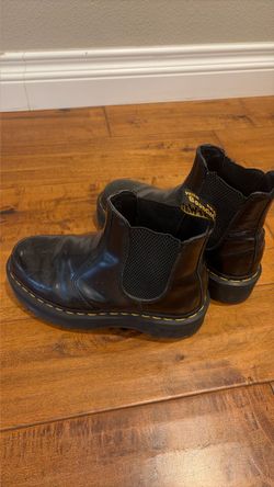 Dr. Martens 2976 Quad Platform Chelsea Boots in black smooth leather.