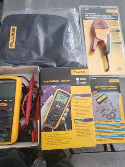 Fluke 1507 Insulation Tester Bundle with Accessories