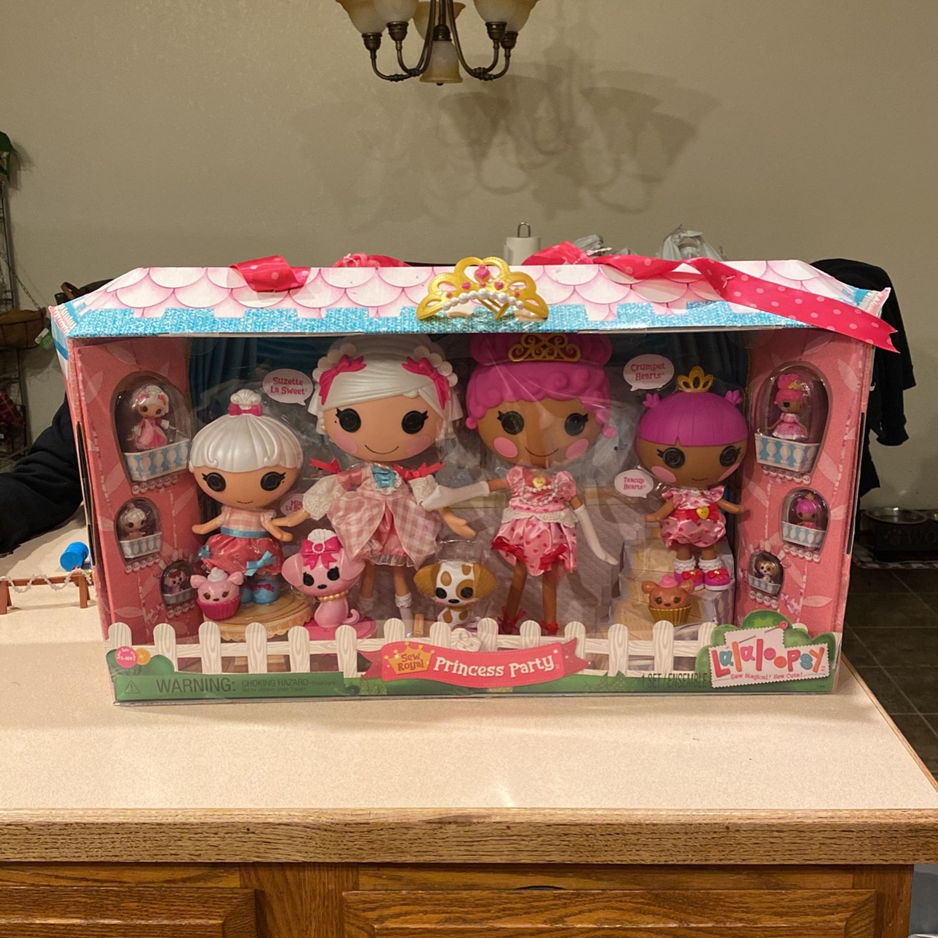 Lalaloopsy Sew Royal Princess Party 8 Pack - Crumpet & Teacup Hearts + Suzette & Mimi La Sweet, 8 Princess Dolls (Classic + Littles + Minis) + 6 Pets