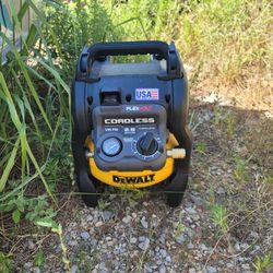 Used Dewalt FLEXVOLT 2.5 Gal. 60V MAX Brushless Cordless Electric Air Compressor Dcc2560 tool only for Sale in Oklahoma City OK OfferUp