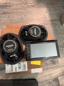 Pioneer whit harness double din car stereo cd and dvd and 2 alpine speakers 6x9 good condition