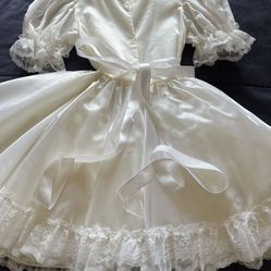 it’s A Very Cute Dress For little Girls In Size 6 The Color Is White It’s Very Cute Dress For Easter 