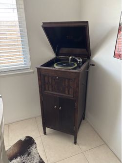 1912 Victrola Starr phonograph
