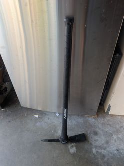 New 2.5 lb Husky mattock