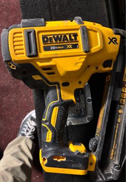 Dewalt DEWALT DCN660 is a 16-gauge 20V finish nailer with battery