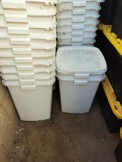 Tambos prácticos de plástico grueso y empotrable. , muy resistentes, diferentes usos 1 x $4.00  o. 3 x $10.00