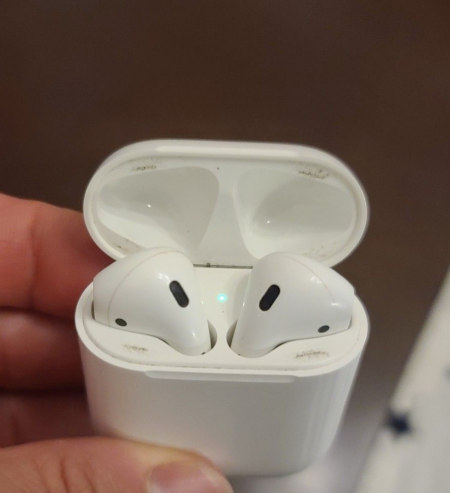 Apple Airpods 2, Great Battery Life, Great Shape