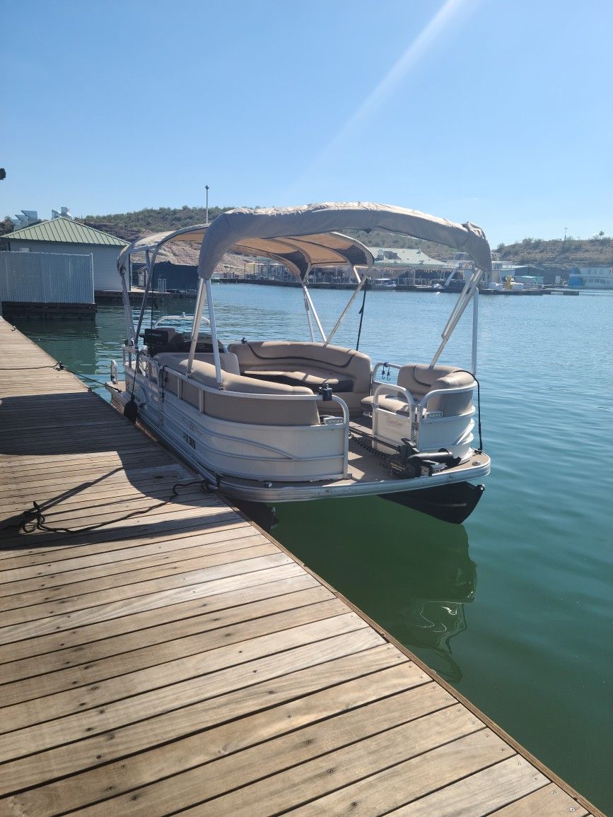 2016 SunTracker 22 ft Deluxe Pontoon