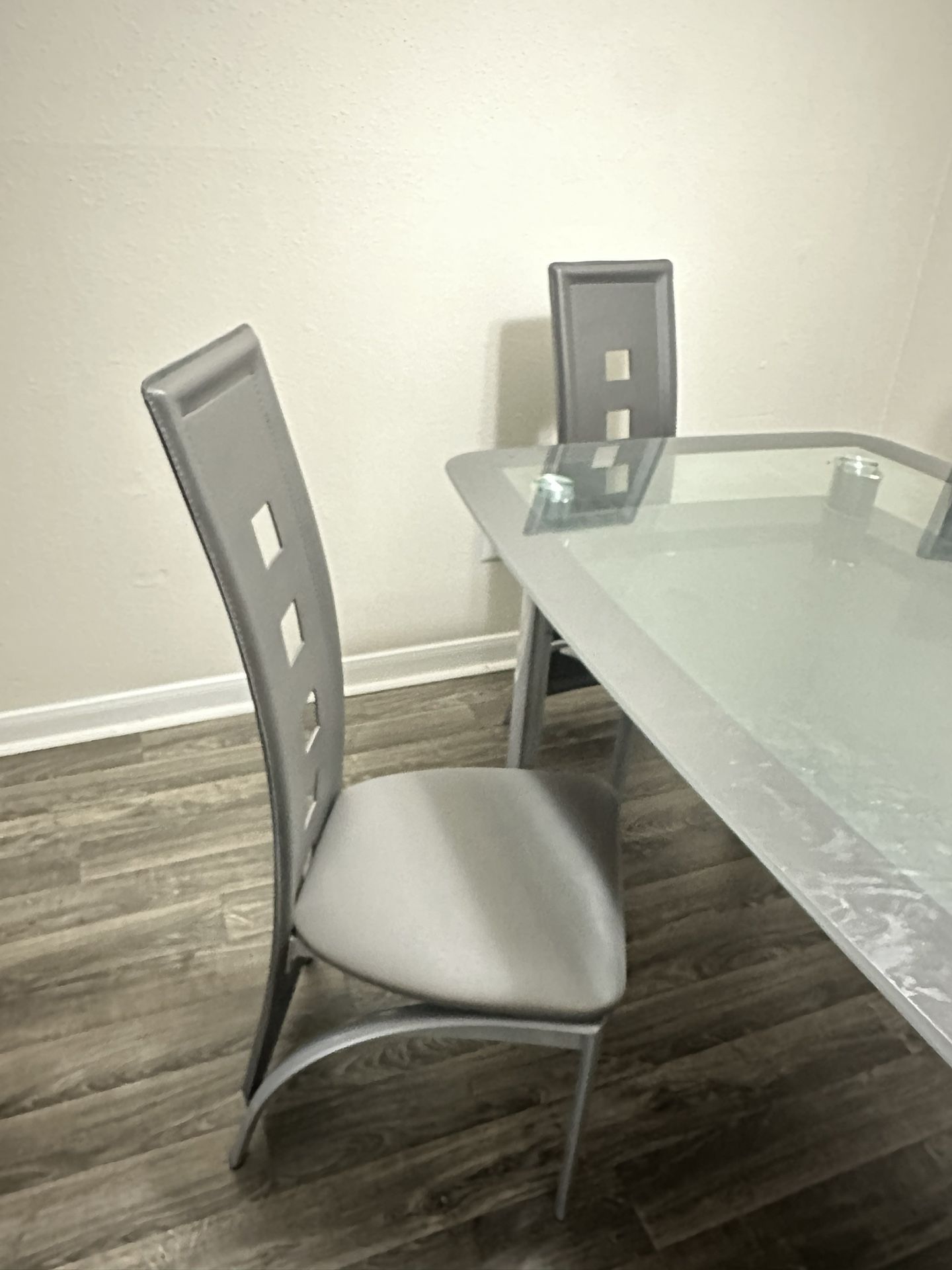 Dining Room Glass Table Comes With 4 Chairs 