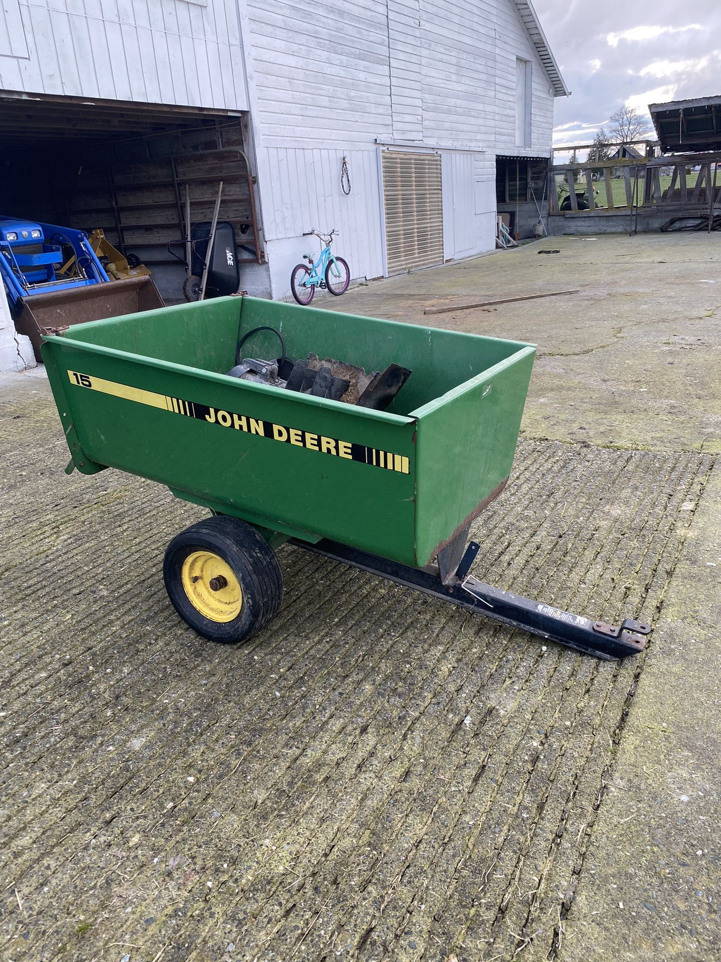 John Deere D130 Riding Lawn Mower & Trailer for Sale in Mount Vernon