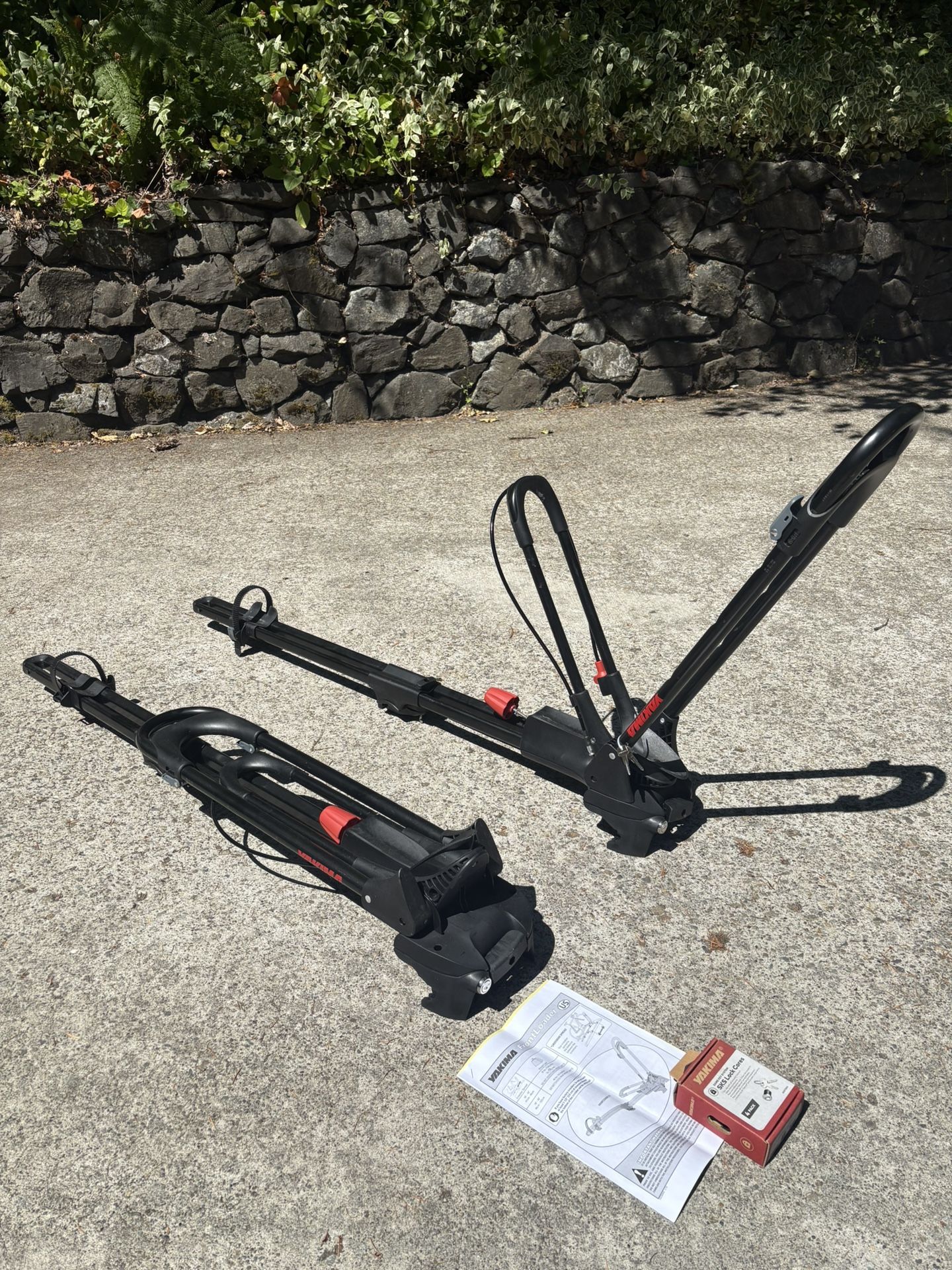 Yakima Front loader bike rack - set of 2 with 4 Yakima locks - like new
