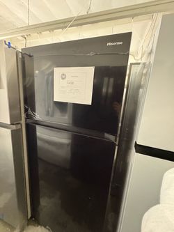 Hisense Top-Freezer Refrigerator Black