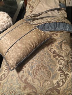 Beautiful queen size comfortable with matching pillow - great shape
