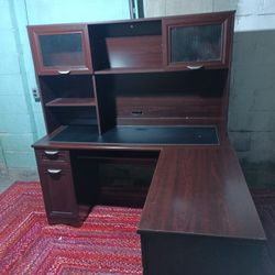 L-Shaped Desk w/Hutch