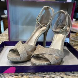 Fioni Women’s Gold Heels 8 