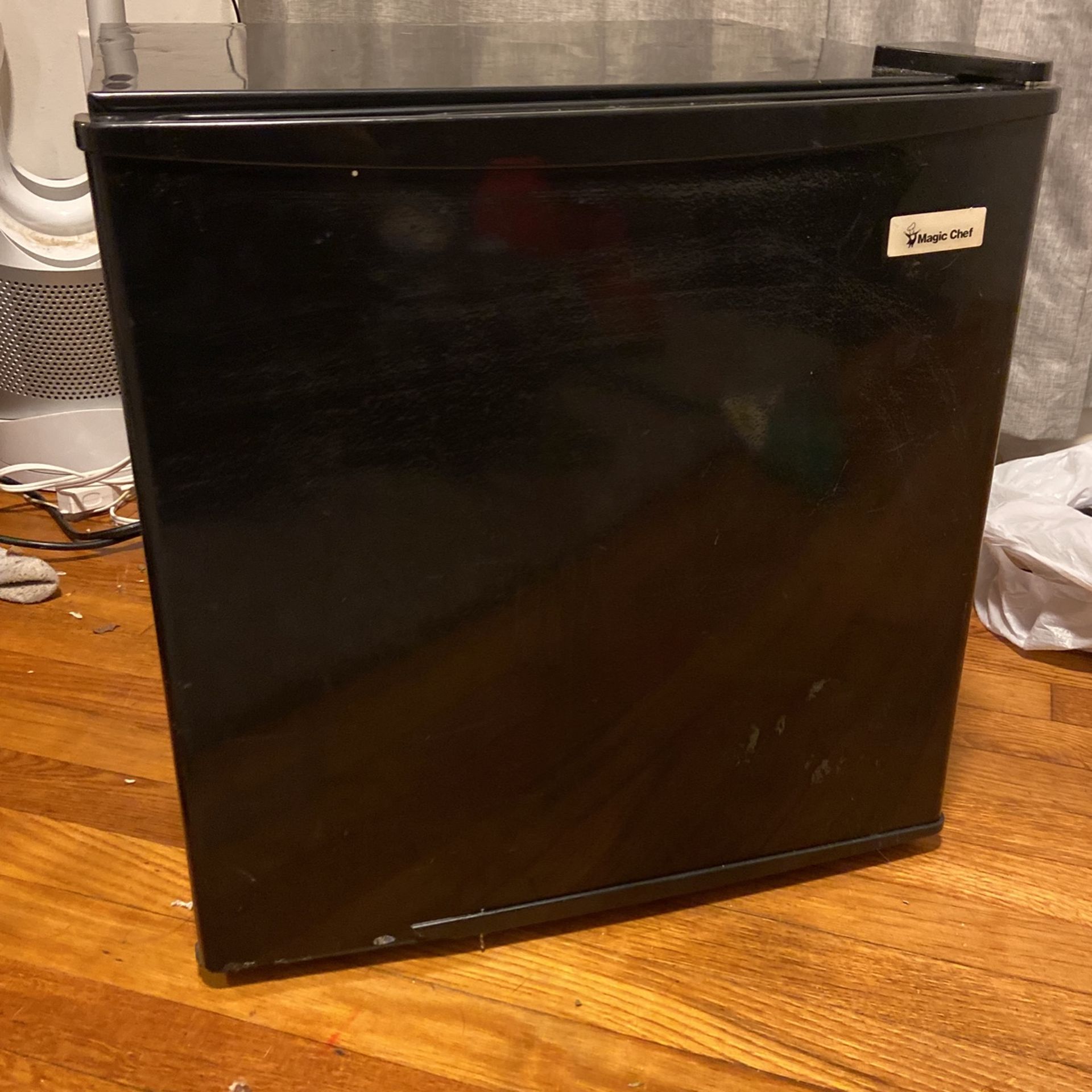 Mini Fridge “Magic Chef”