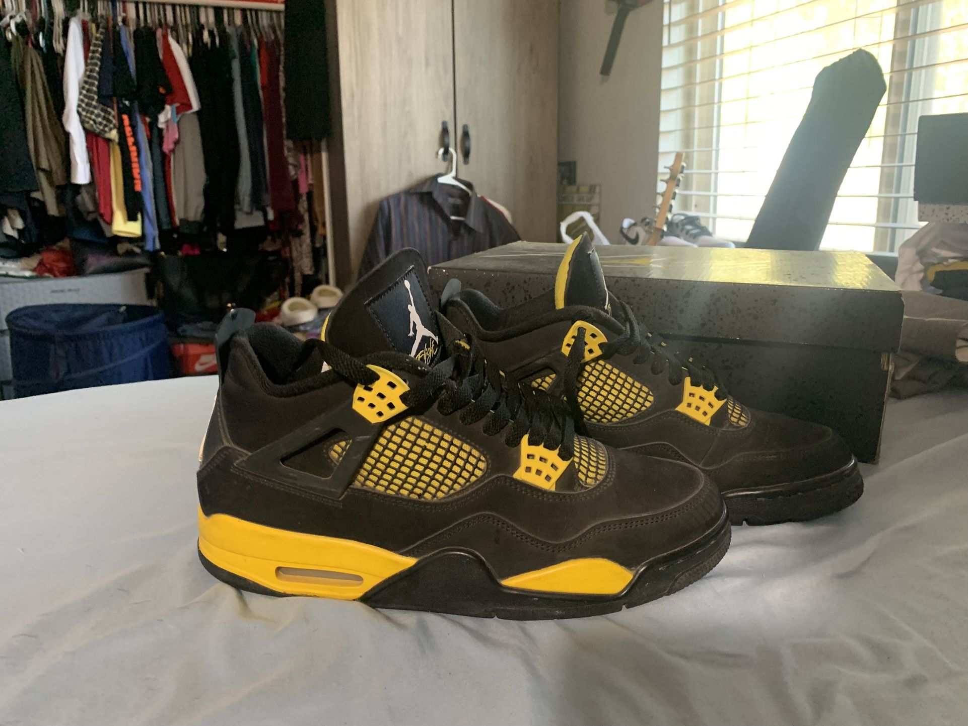 Jordan 4 Thunder