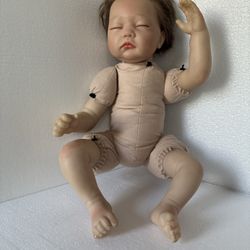  This 20” - 22” newborn baby doll features lifelike eyelashes and hyper realistic pigmentation,