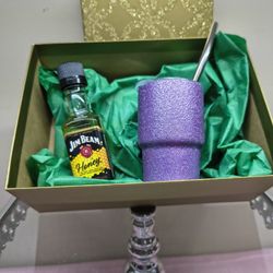 Personalized 3oz. Mini Shot Cup with a hint of 🍯 Jim Beam Liquor 🥃.....on a clear gift bag.

Great for 15ñera or Wedding guests!! 

$13 each