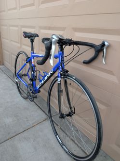 700x25c.SCHWINN  FAST BACK UNISEX ROAD RACING BIKE. (S). EXCELLLENT CONDITION 👌🏼