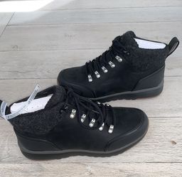 Brand new Waterproof Men’s Uggs size 9, made of real wool. Originally they r $220 with tax. I’m selling for $100 (Black)