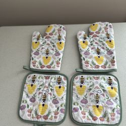 Pot Holder (2) And Oven Mitts  (2)