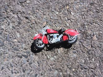 INDIAN CHIEF RED ROADMASTER VINTAGE V-TWIN MOTORCYCLE MAISTO 1:18 SCALE
