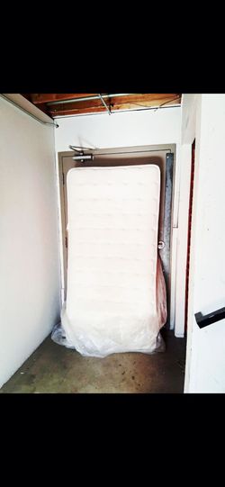 Sealy thick Twin size mattress Pickup 2-8 pm rainbow/charleston cash only