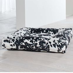 Crate and Barrel Extra Large Piazza Wrangler Tufted Dog Bed 