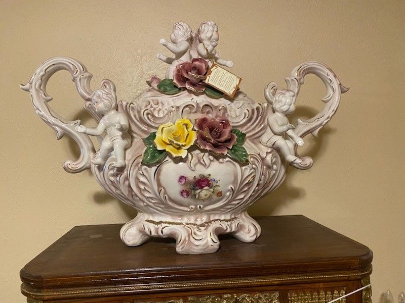 VERY BEAUTIFUL ELEGANT LARGE VASES OR CENTER PEICES CAPADIMONTE ITALY..GREAT CONDITION LIKE NEW