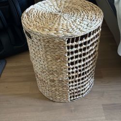 Wicker laundry bin with lid