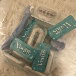 Venus Razor With Refills 