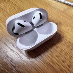 Great Condition Apple AirPods 4th Generation (COMES WITH BRAND UNUSED CHARGER)