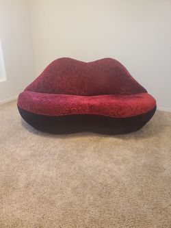 Red Lips Sofa 