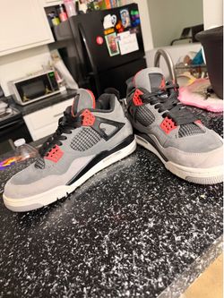 Air Jordan 4 Retro (Size 8.5)