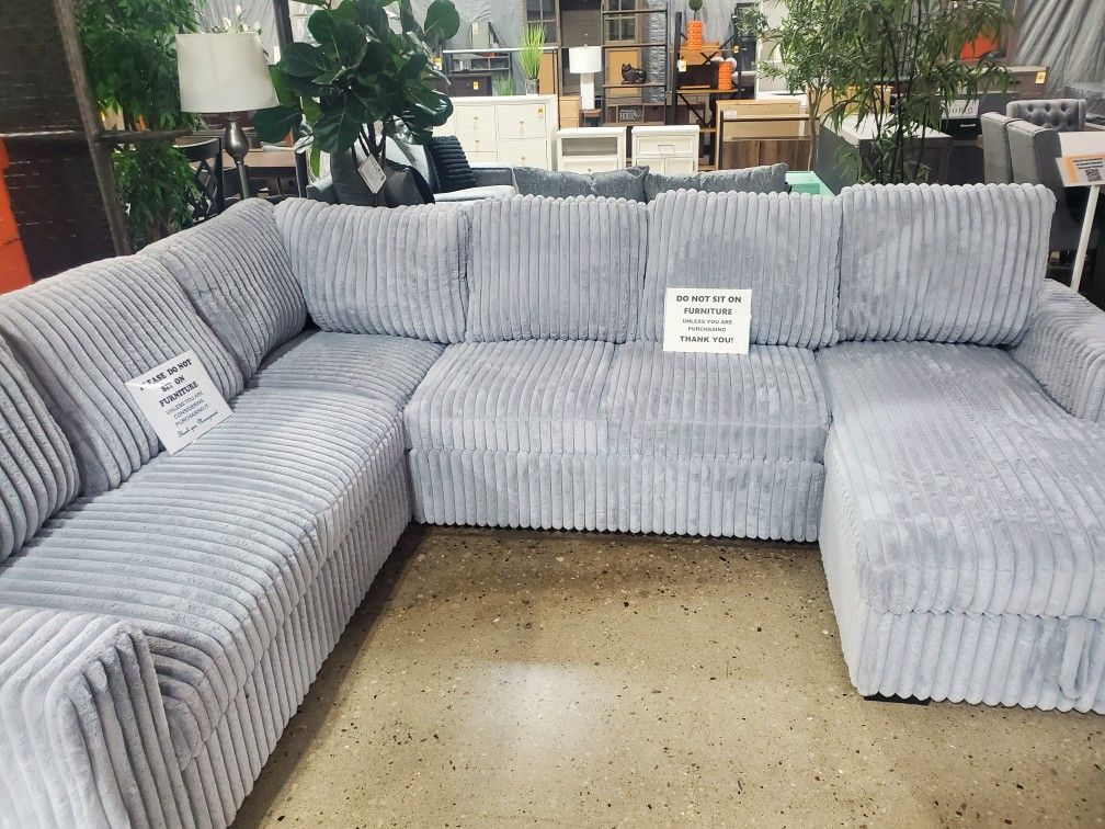 Beautiful GRAY Soft material SLEEPER Sectional (New)